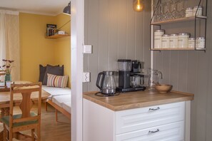 Raaehuset | Private kitchen | Oven, stovetop, dishwasher, cookware/dishes/utensils - Raaehuset (Hoyanger)
