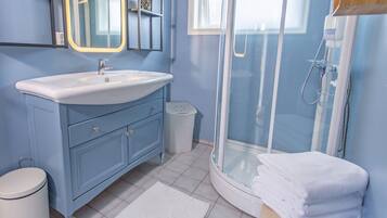 Raaehuset | Bathroom | Shower, towels