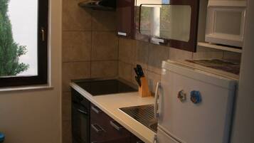 Fridge, microwave, oven, coffee/tea maker