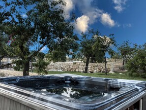 Bañera de hidromasaje al aire libre