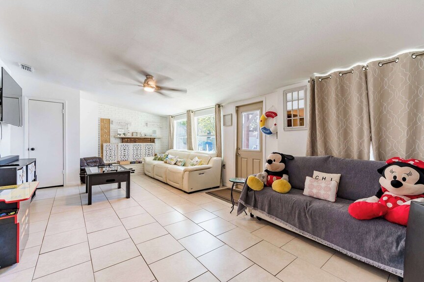Ultimate Family Retreat W/ Pool, Theater & Games - Pinellas Park, FL