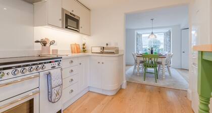 Tachbrook - sleeps 4 guests  in 2 bedrooms