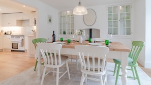 Fridge, microwave, oven, stovetop - Tachbrook - sleeps 4 guests  in 2 bedrooms (Charlbury)