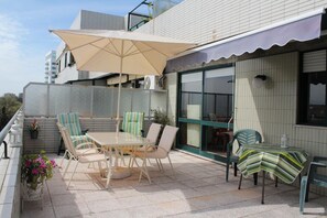 Outdoor dining - Nice Holiday Apartment in Porto with Sunny Terrace (Porto)