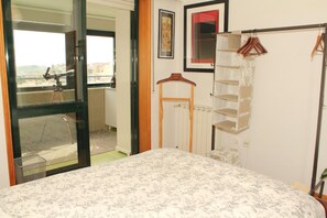 1 bedroom, iron/ironing board, WiFi - Nice Holiday Apartment in Porto with Sunny Terrace (Porto)