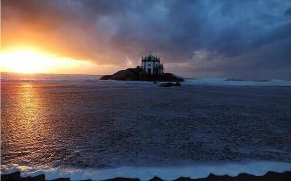 Beach nearby - Nice Holiday Apartment in Porto with Sunny Terrace (Porto)