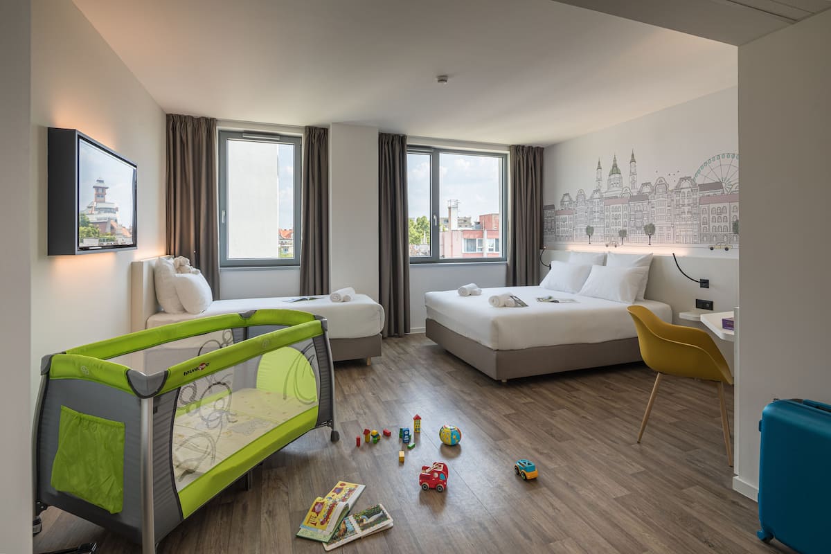 Triple Room | In-room safe, desk, soundproofing, free WiFi
