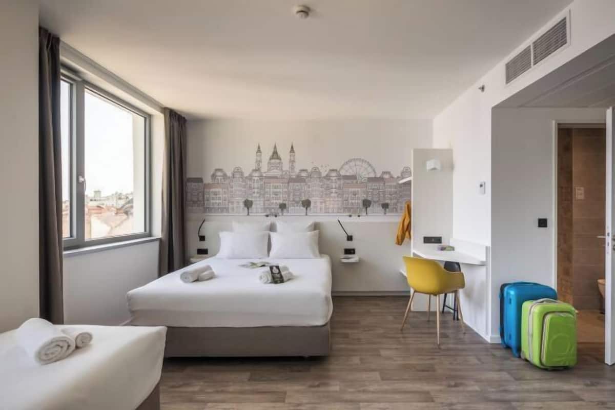 In-room safe, desk, soundproofing, free WiFi