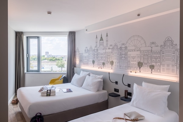 Habitación triple Deluxe, vista al río | Caja de seguridad en la habitación, escritorio y insonorización