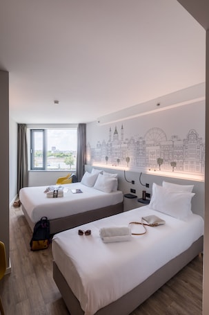 Tremannsrom â deluxe, elveutsikt | Safe pĂĽ rommet, skrivebord, lydisolert og wi-fi (inkludert)