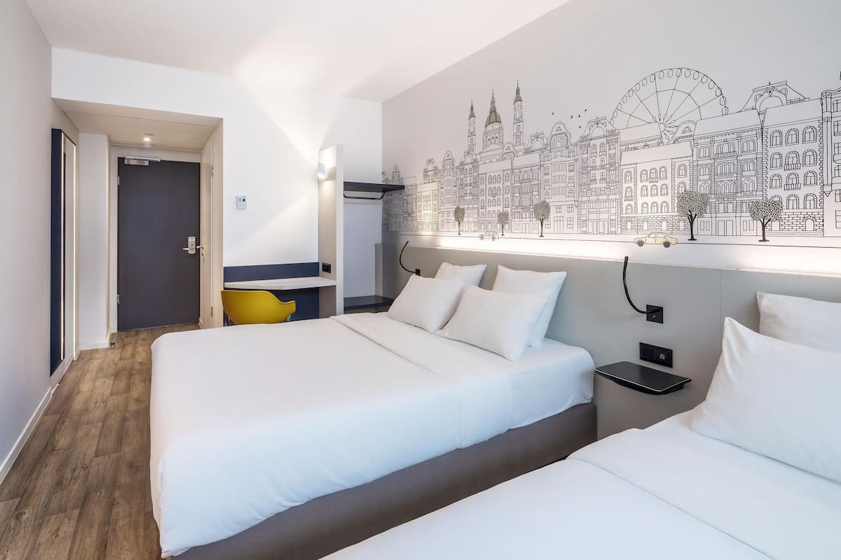 Chambre Triple Standard | Coffres-forts dans les chambres, bureau, chambres insonorisées