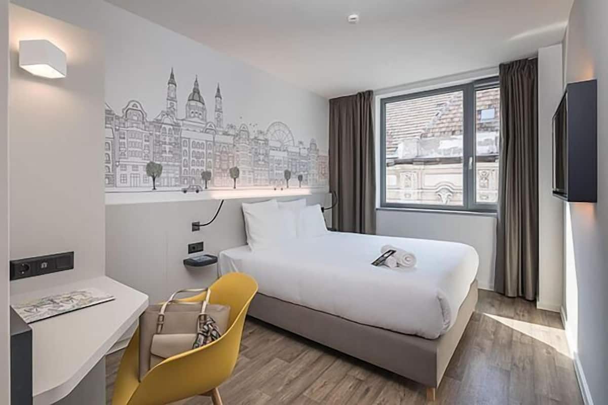 In-room safe, desk, soundproofing, free WiFi