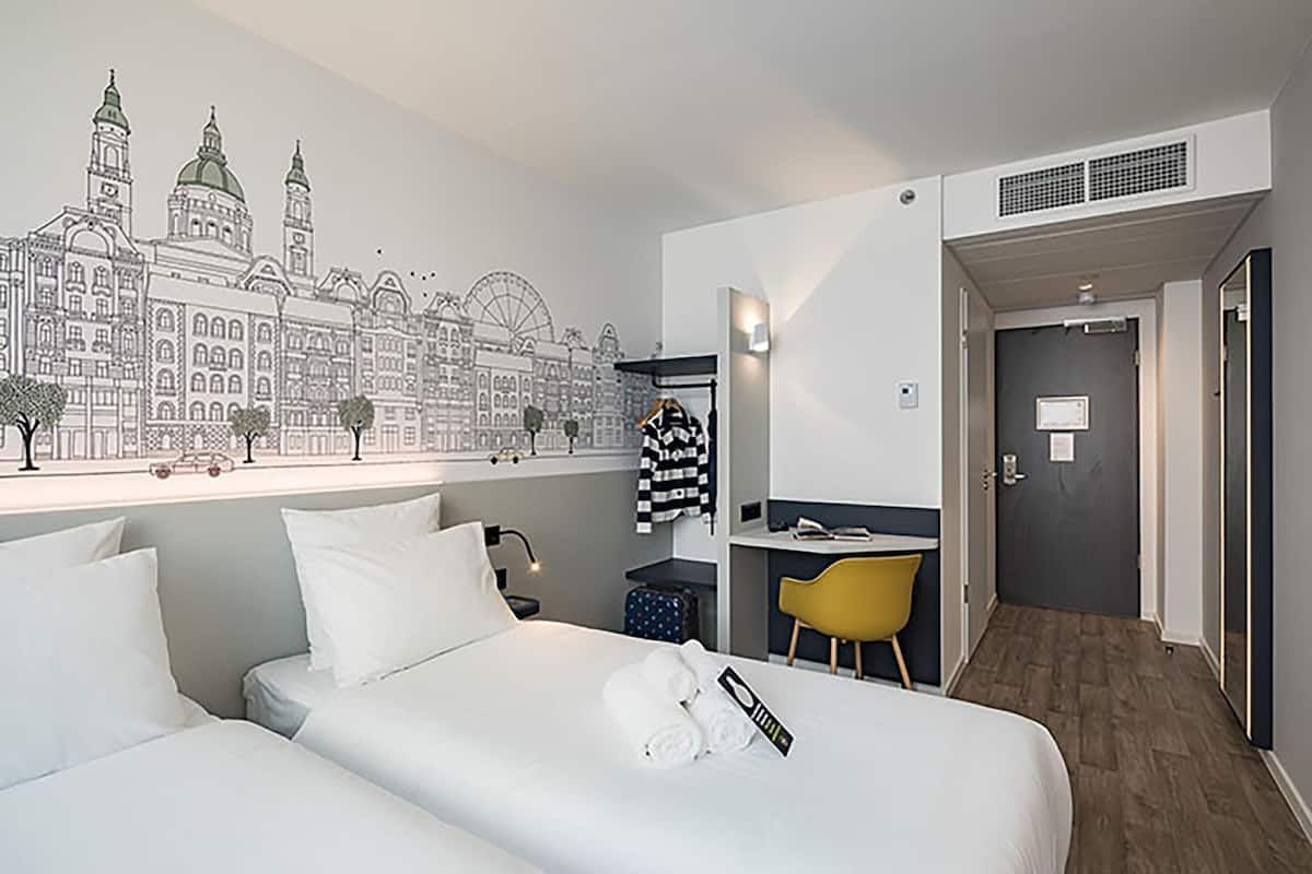 Standaard Twin kamer | Een kluis op de kamer, een bureau, geluiddichte muren, gratis wifi