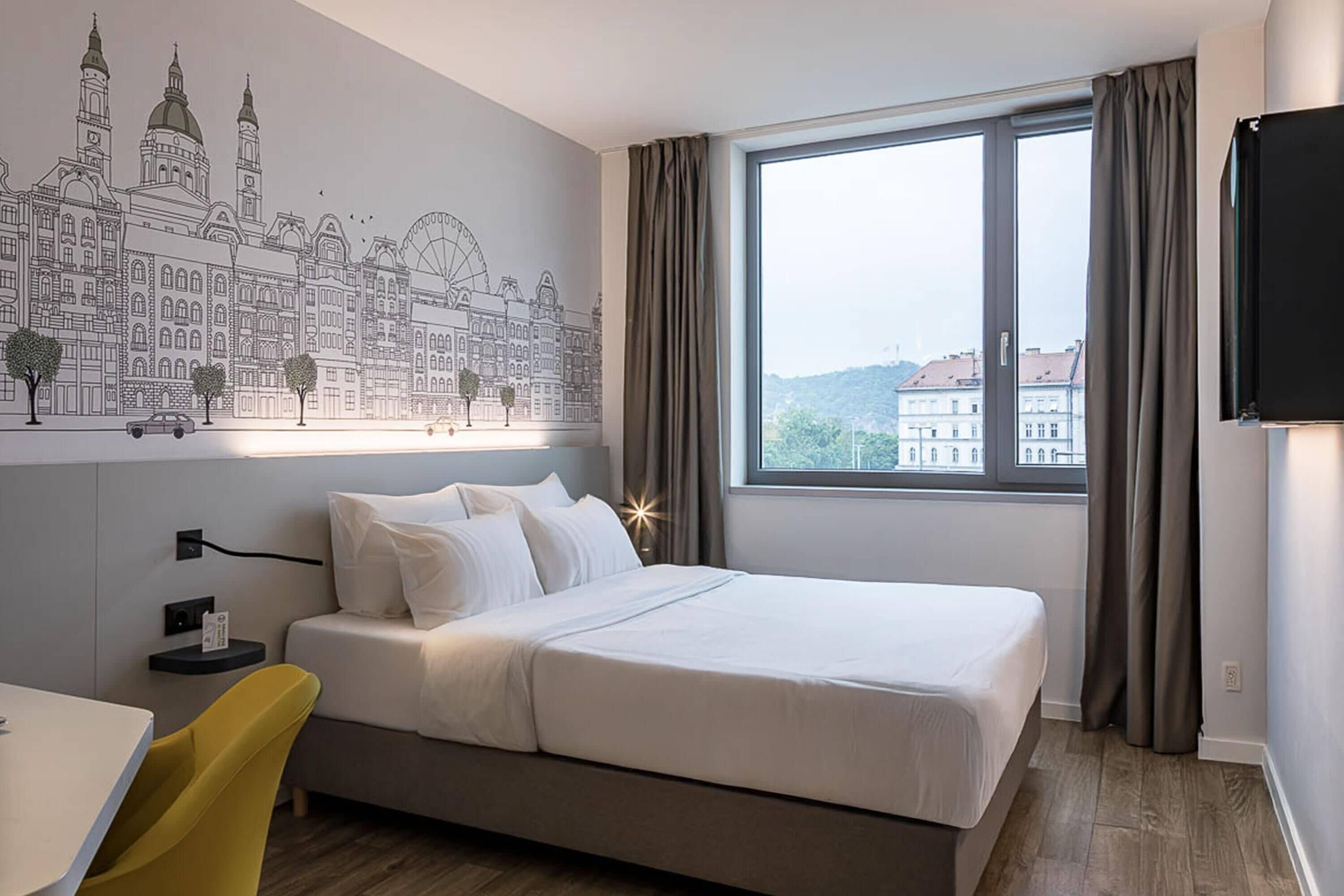 Dobbeltrom, elveutsikt | Safe på rommet, skrivebord, lydisolert og wi-fi (inkludert)