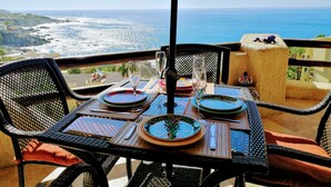 Une table dressée pour deux personnes, avec vue sur l’océan.