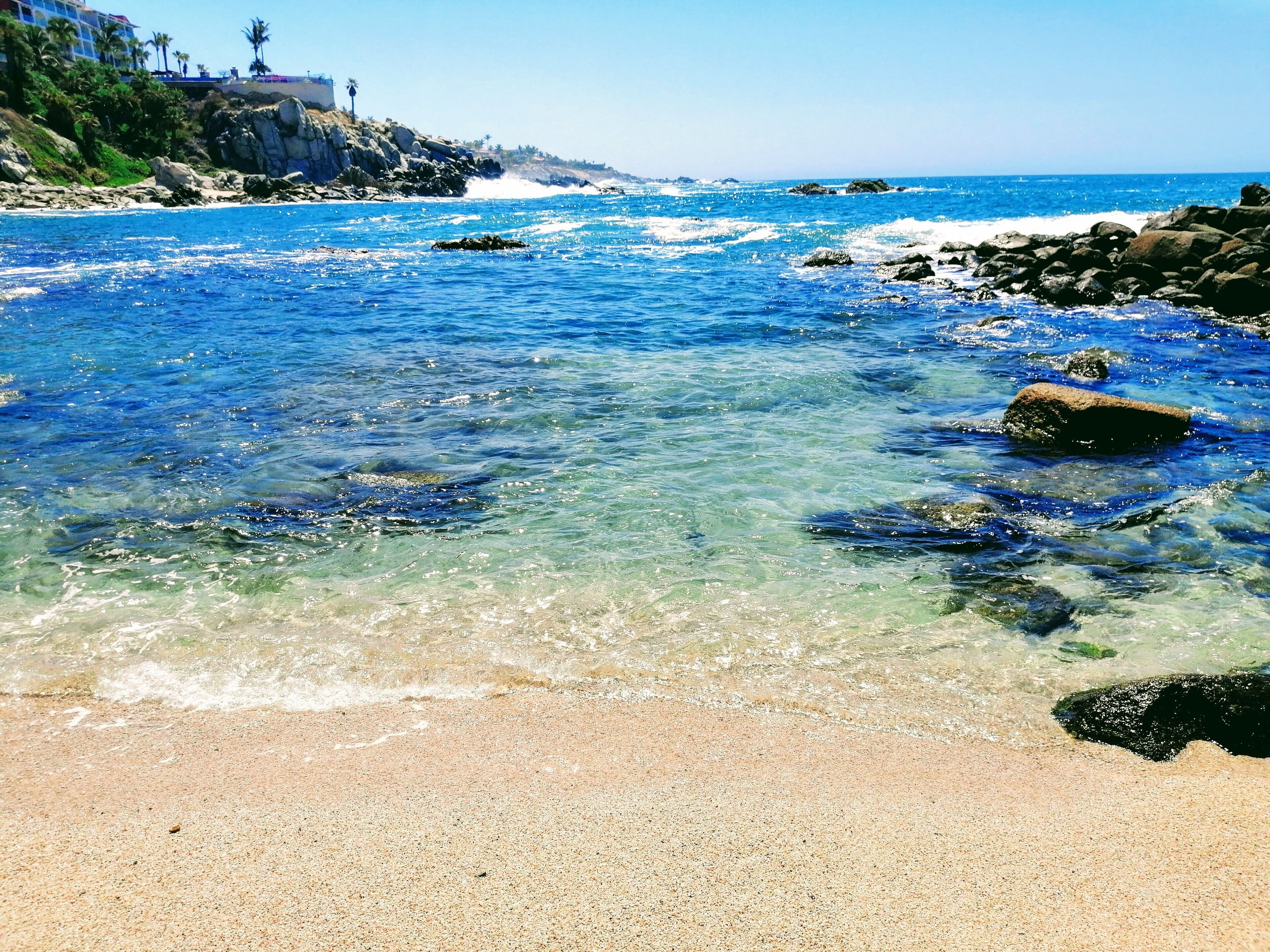Sulla spiaggia, lettini da mare, teli da spiaggia