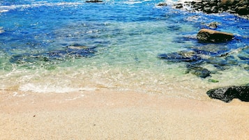 Sulla spiaggia, lettini da mare, teli da spiaggia