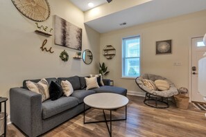 TV - *NEW LISTING* OCNJ 3 bd, 2 bath - Steps to Beach (Ocean City)