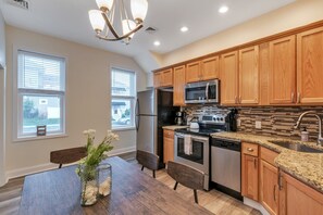 Dining tables - *NEW LISTING* OCNJ 3 bd, 2 bath - Steps to Beach (Ocean City)