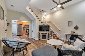 TV - *NEW LISTING* OCNJ 3 bd, 2 bath - Steps to Beach (Ocean City)