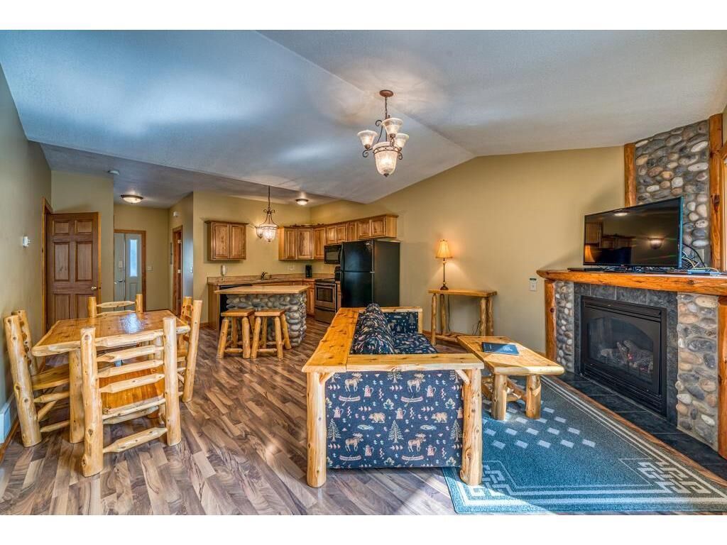 Now Available!! Comfortable 2 bed / 2 bath / 2 kitchen Condo close to the action
