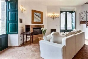 TV, caminetto, lettore DVD