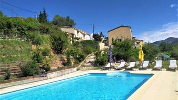 Una piscina al aire libre