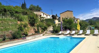 Studio Ă 20 kms de NICE avec terrasse et piscine