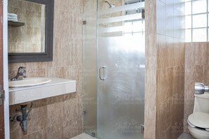 Regadera, toallas, papel de baño