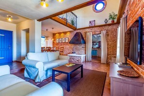 TV, fireplace