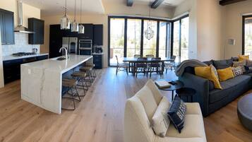 Cheminée, baby-foot, table de tennis de table