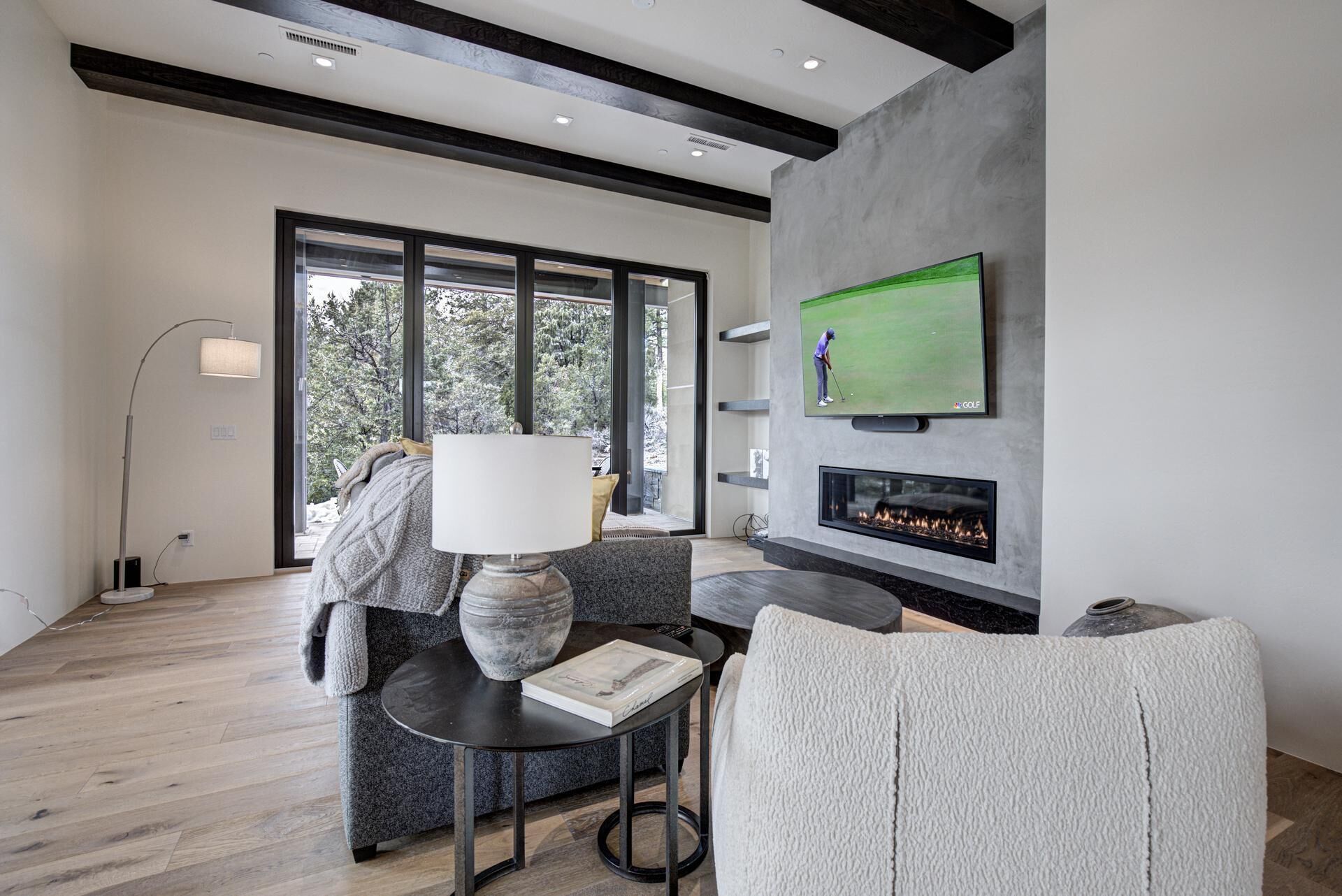 Cheminée, baby-foot, table de tennis de table