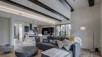 Cheminée, baby-foot, table de tennis de table