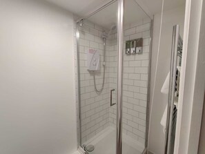 Studio | Phòng tắm | Vòi sen/bồn tắm kết hợp, máy sấy tóc, xà phòng, dầu gội 