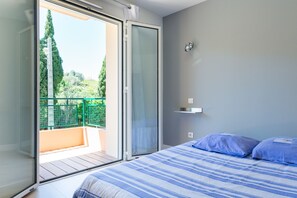 2 habitaciones, tabla de planchar con plancha y cuna de viaje 