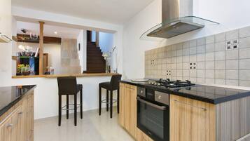 Een koelkast, een oven, een kookplaat, een vaatwasser