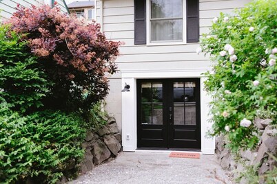 Henry's Hideaway-Cozy Farmhouse Styled Guest Suite