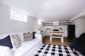 TV - Henry's Hideaway-Cozy Farmhouse Styled Guest Suite (Seattle)