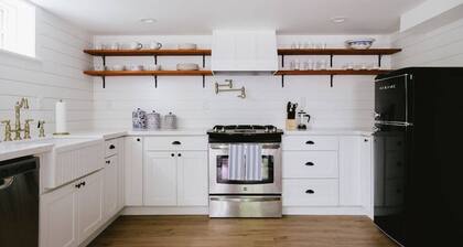 Henry's Hideaway-Cozy Farmhouse Styled Guest Suite