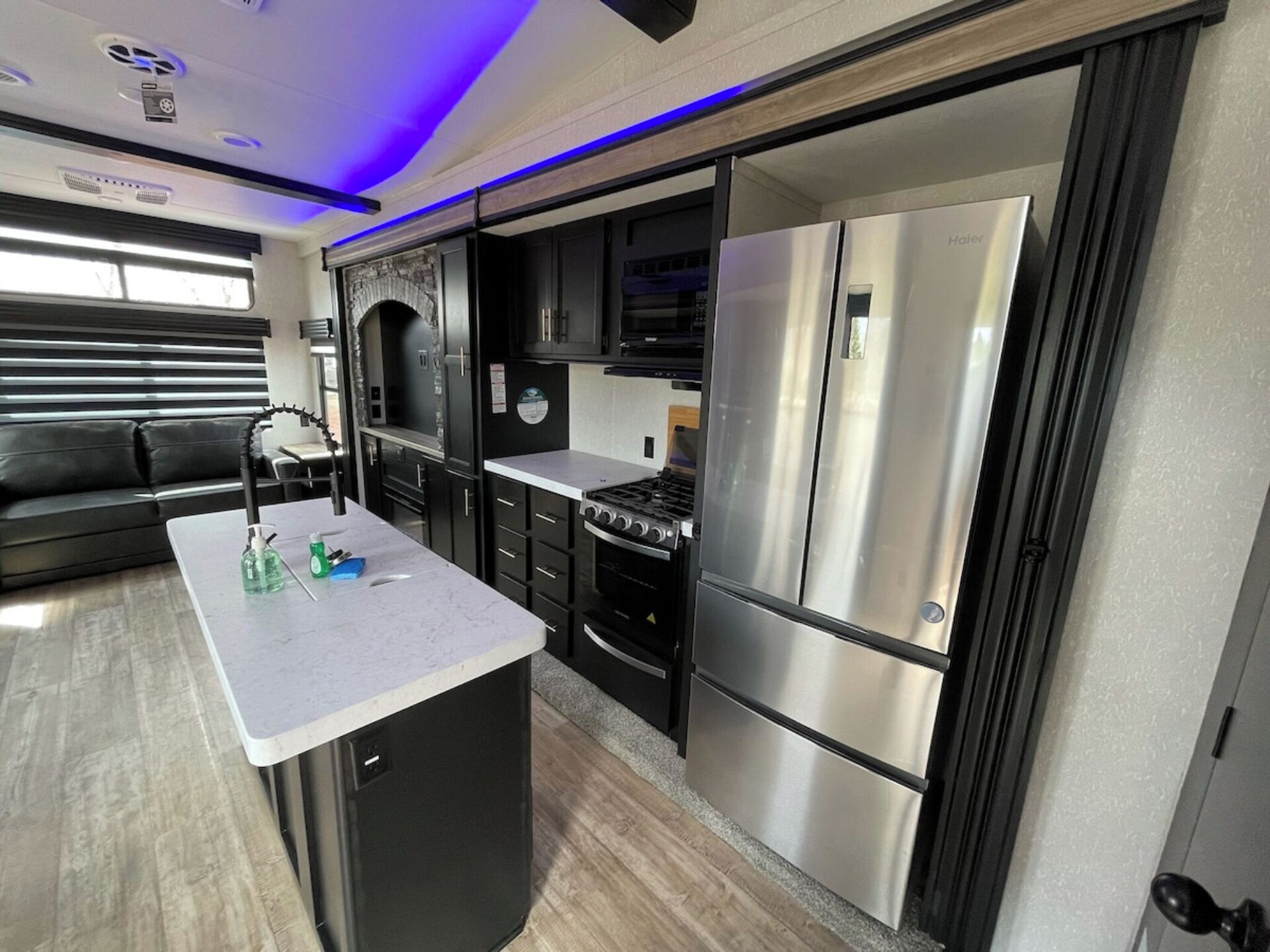 Geladeira, micro-ondas, fogão, cooktop