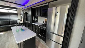 Geladeira, micro-ondas, fogão, cooktop