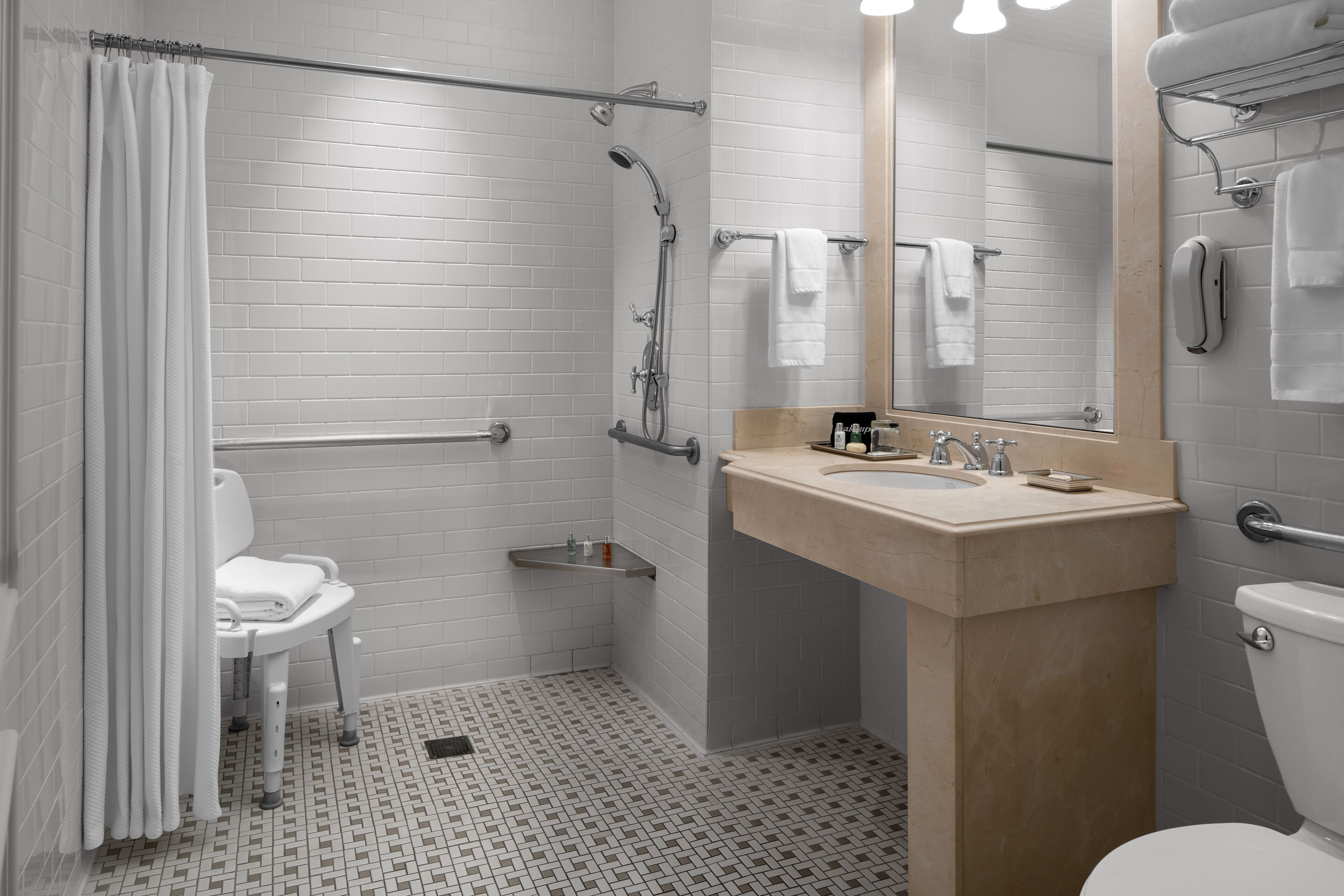 Un baño moderno con una bañera blanca, inodoro, lavabo y ducha.