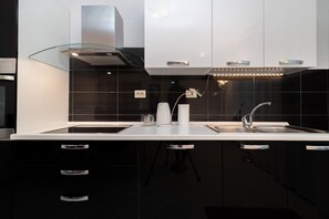 Réfrigérateur, micro-ondes, plaque de cuisson, lave-vaisselle