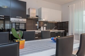 Een koelkast, een magnetron, een oven, een kookplaat