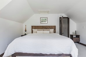 3 bedrooms, desk, free WiFi, bed sheets - Peaceful Mountain Retreat w/Large Game Room by Lake (Green Valley Lake)