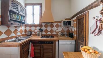 Réfrigérateur, micro-ondes, plaque de cuisson, lave-vaisselle