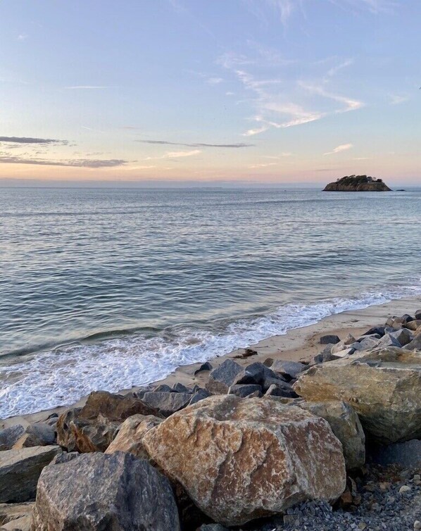 Playa en los alrededores y toallas de playa 