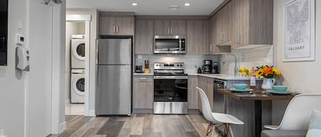 ثلاجة، ميكروويف، فرن، موقد طهي مسطح