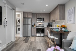 Réfrigérateur, four à micro-ondes, un four, surface de cuisson