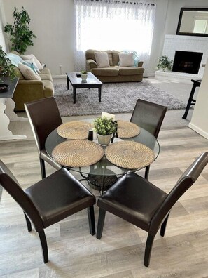 Dining - Super Roomy-Close to Everything-King Size Bed-Quiet Cul de Sac (Boise)